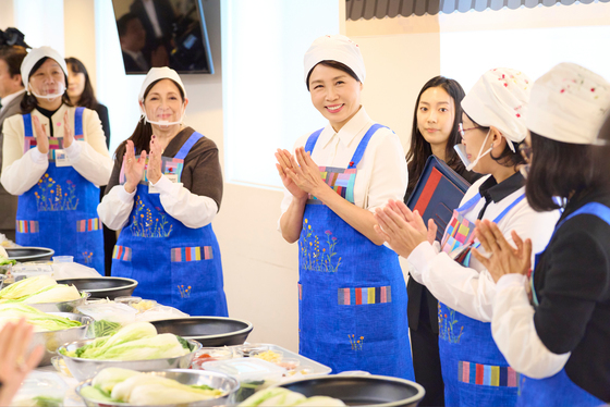 주한 외국대사 배우자들과 김치 담그는 김혜경 여사