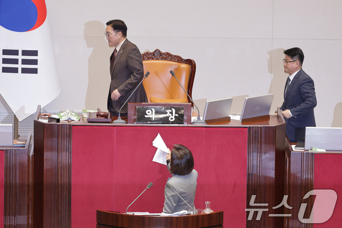 (서울=뉴스1) 신웅수 기자 = 나경원 국민의힘 의원이 9일 서울 여의도 국회에서 열린 제429회국회(정기회) 제16차 본회의에서 무제한 토론(필리버스터) 중 우원식 의장이 정회를 …