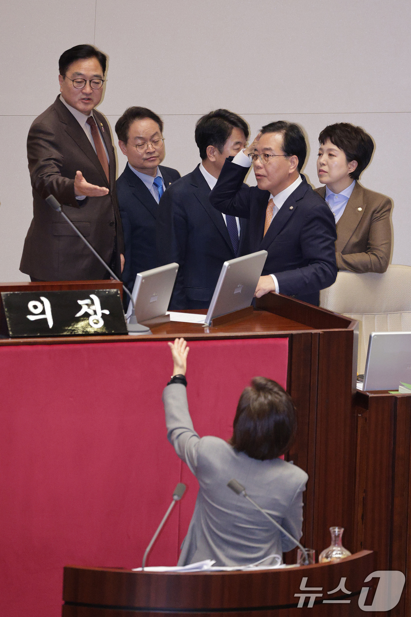 (서울=뉴스1) 신웅수 기자 = 나경원 국민의힘 의원이 9일 서울 여의도 국회에서 열린 제429회국회(정기회) 제16차 본회의에서 가맹사업거래의 공정화에 관한 법률 일부개정법률안에 …