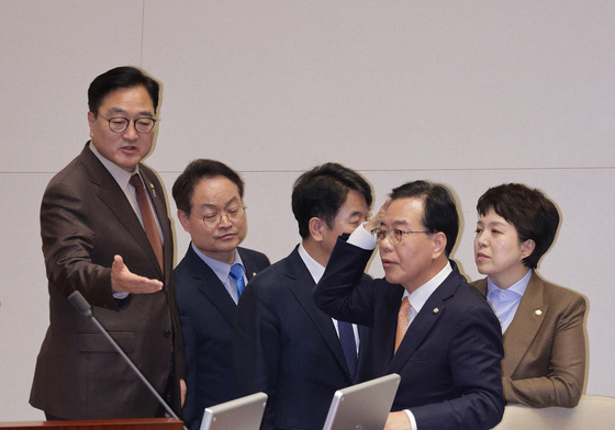 무선 마이크 사용 두고 충돌하는 우원식·나경원