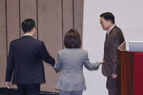 우원식 의장에게 항의하는 나경원