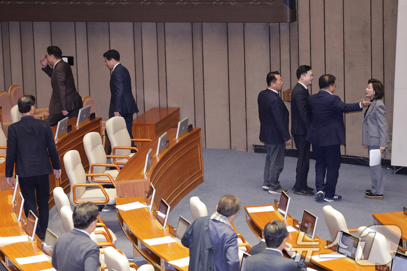 (서울=뉴스1) 신웅수 기자 = 나경원 국민의힘 의원이 9일 서울 여의도 국회에서 열린 제429회국회(정기회) 제16차 본회의에서 무제한 토론(필리버스터) 중 우원식 의장이 정회를 …