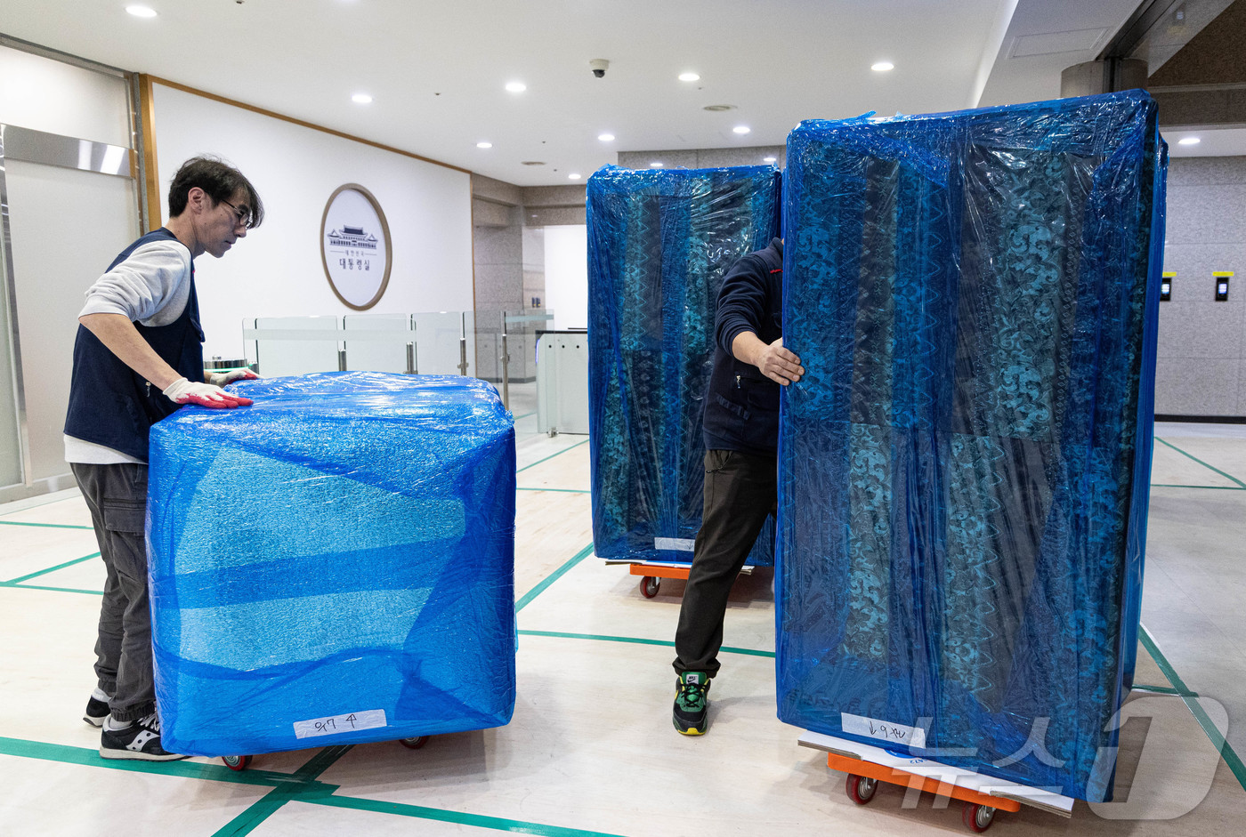 (서울=뉴스1) 이재명 기자 = 9일 오후 서울 용산 대통령실 청사에서 관계자들이 청와대로 이전할 물품을 옮기고 있다. 2025.12.9/뉴스1