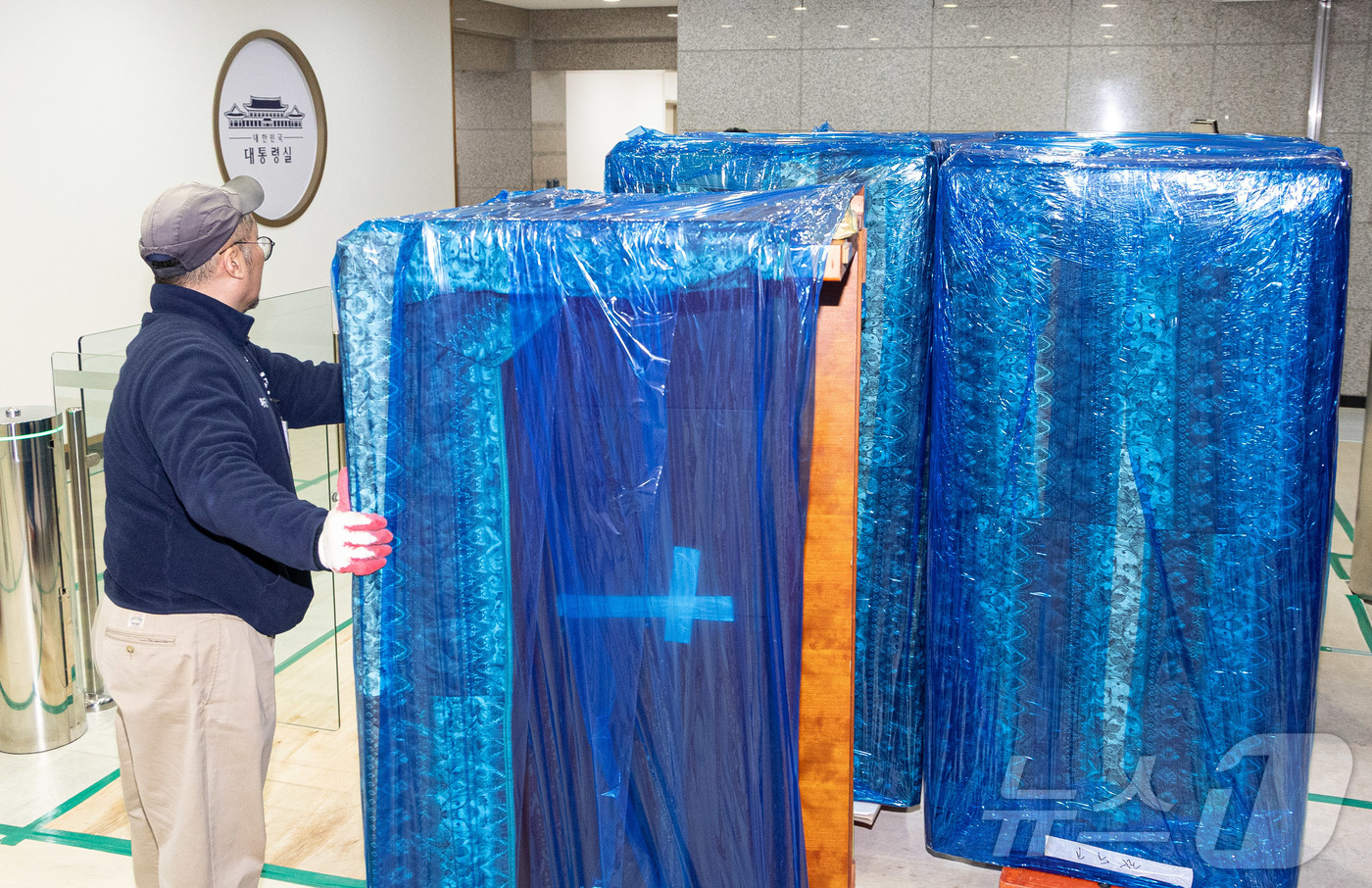 (서울=뉴스1) 이재명 기자 = 9일 오후 서울 용산 대통령실 청사에서 관계자들이 청와대로 이전할 물품을 옮기고 있다. 2025.12.9/뉴스1