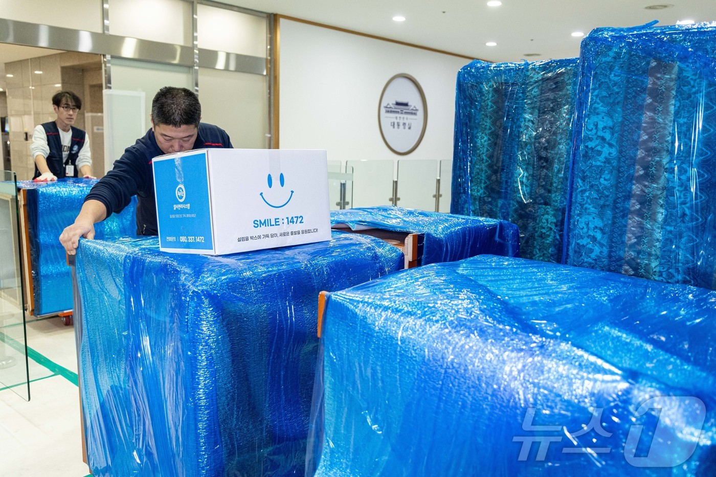 (서울=뉴스1) 이재명 기자 = 9일 오후 서울 용산 대통령실 청사에서 관계자들이 청와대로 이전할 물품을 옮기고 있다. 2025.12.9/뉴스1