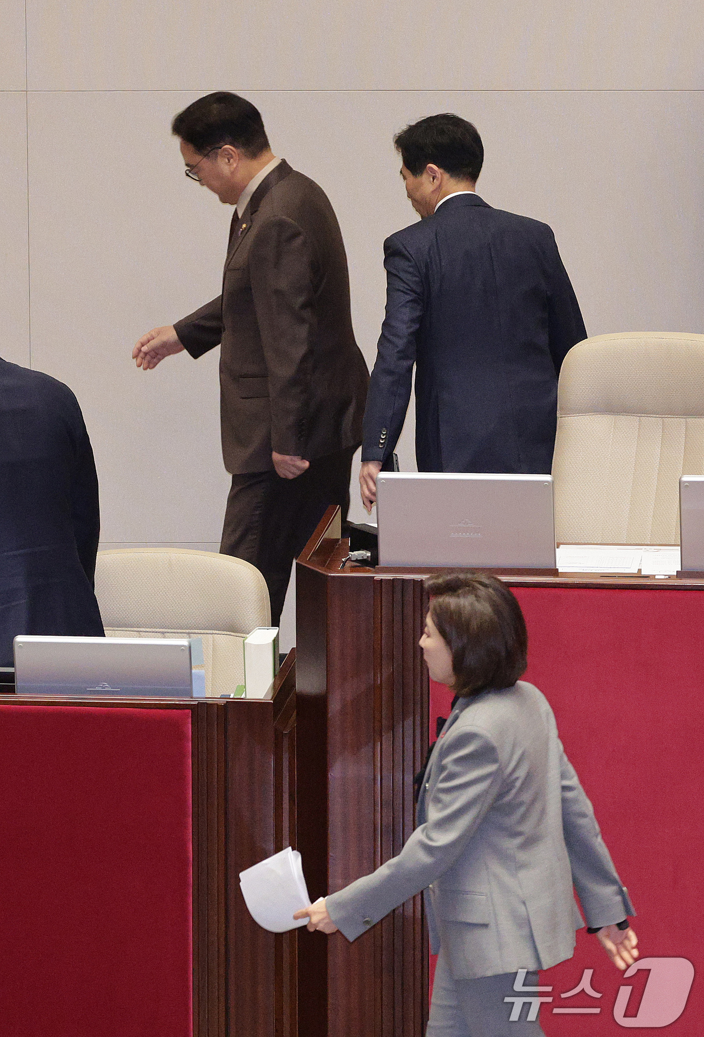 (서울=뉴스1) 신웅수 기자 = 나경원 국민의힘 의원이 9일 서울 여의도 국회에서 열린 제429회국회(정기회) 제16차 본회의에서 무제한 토론(필리버스터) 중 우원식 의장이 정회를 …