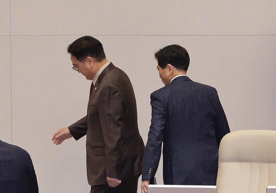 필리버스터 중 정회 \항의하는 나경원