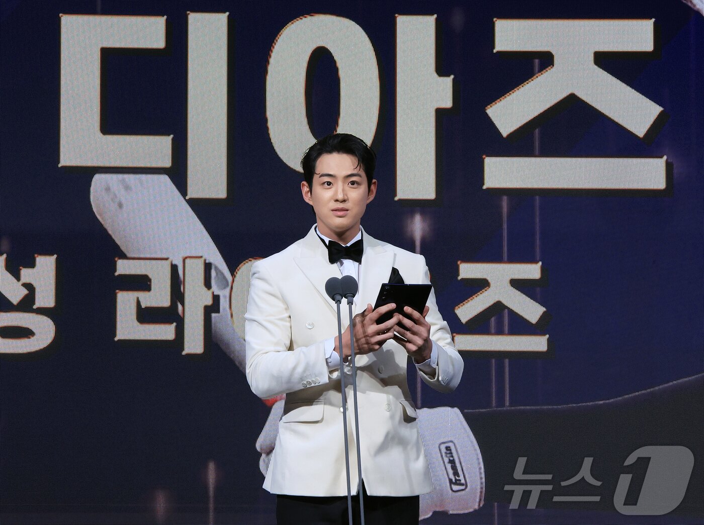 본문 이미지 - 9일 오후 서울 송파구 롯데호텔 월드에서 열린 프로야구 2025 신한 SOL뱅크 골든글러브 시상식에서 1루수 부문 골든글러브를 수상한 삼성 르윈 디아즈를 대신해 주장 구자욱이 수상 소감을 말하고 있다. 2025.12.9/뉴스1 ⓒ News1 김진환 기자