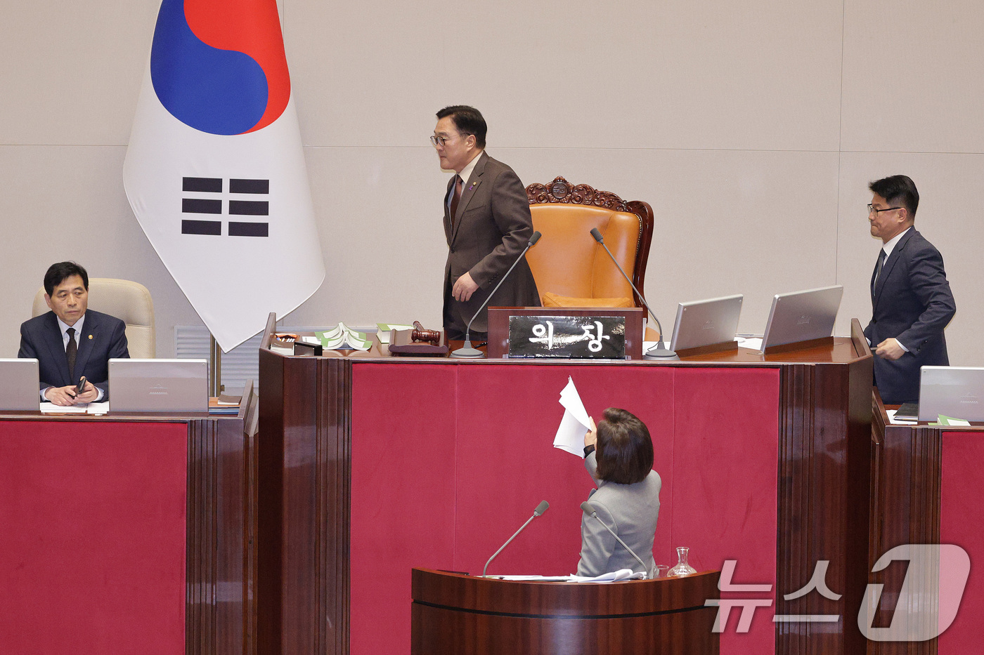 (서울=뉴스1) 신웅수 기자 = 나경원 국민의힘 의원이 9일 서울 여의도 국회에서 열린 제429회국회(정기회) 제16차 본회의에서 무제한 토론(필리버스터) 중 우원식 의장이 정회를 …