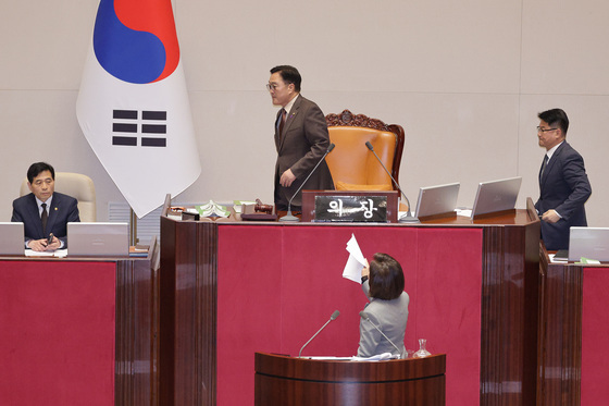 본회의 정회 항의하는 나경원