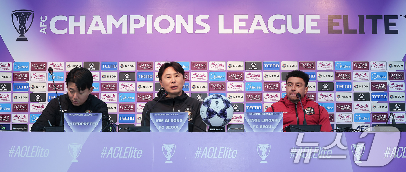 (서울=뉴스1) 김성진 기자 = FC서울 김기동 감독(가운데)이 9일 서울 마포구 서울월드컵경기장에서 열린 2025~2026시즌 아시아축구연맹(AFC) 챔피언스리그 엘리트(ACLE …