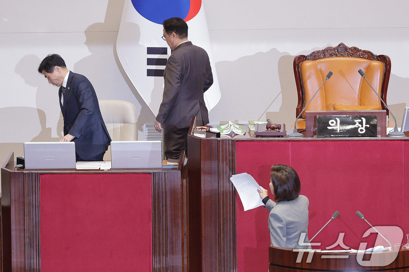 (서울=뉴스1) 신웅수 기자 = 나경원 국민의힘 의원이 9일 서울 여의도 국회에서 열린 제429회국회(정기회) 제16차 본회의에서 무제한 토론(필리버스터) 중 우원식 의장이 정회를 …