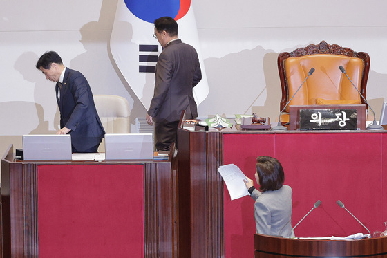 2시간 만에 필버 재개…나경원 "필버 박탈 선전포고" 우원식 "인내심 한계"(종합)