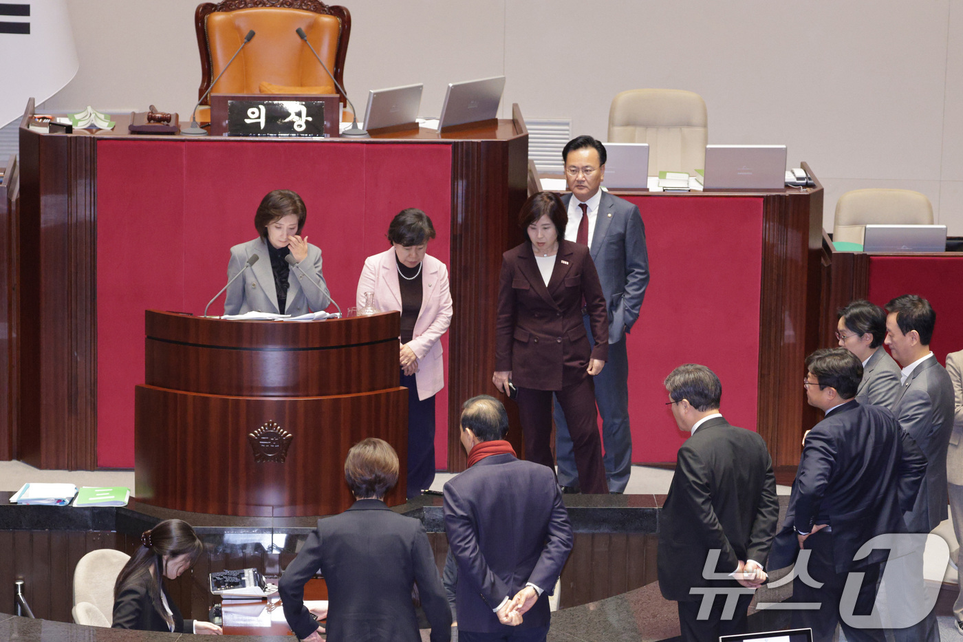 (서울=뉴스1) 신웅수 기자 = 나경원 의원을 비롯한 국민의힘 의원들이 9일 서울 여의도 국회에서 열린 제429회국회(정기회) 제16차 본회의에서 무제한 토론(필리버스터) 중 우원 …