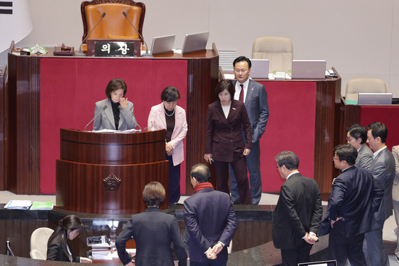 나경원 필버 중단, 2020년 코로나 확진자 접촉 긴급 방역 이후 처음