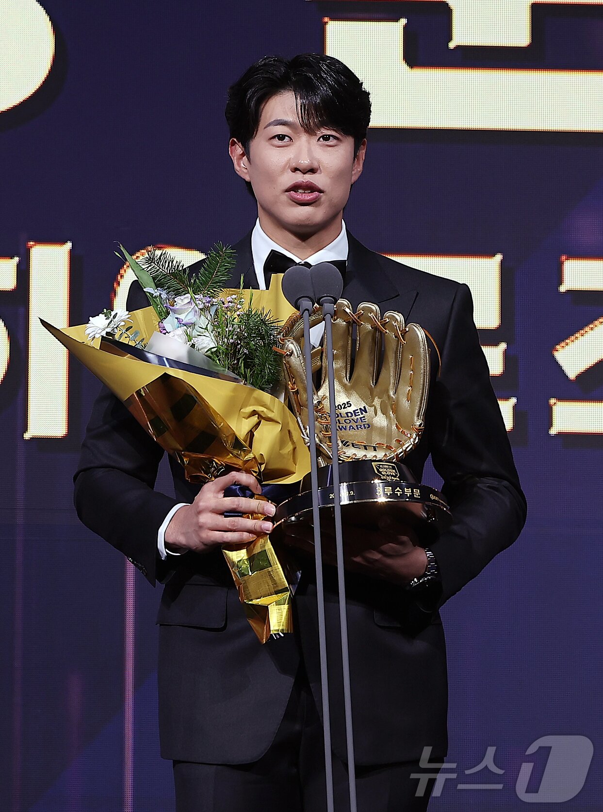 본문 이미지 - 9일 오후 서울 송파구 롯데호텔 월드에서 열린 프로야구 2025 신한 SOL뱅크 골든글러브 시상식에서 3루수 부문 골든글러브를 수상한 키움 송성문이 소감을 말하고 있다. 2025.12.9/뉴스1 ⓒ News1 김진환 기자