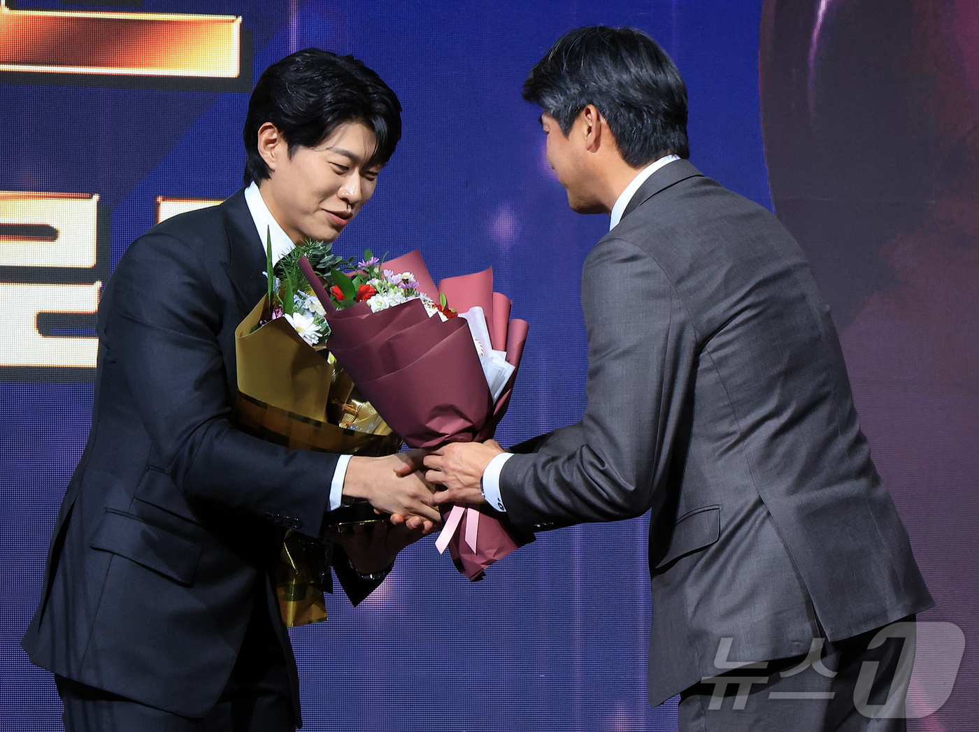 (서울=뉴스1) 김진환 기자 = 9일 오후 서울 송파구 롯데호텔 월드에서 열린 프로야구 2025 신한 SOL뱅크 골든글러브 시상식에서 3루수 부문 골든글러브를 수상한 키움 송성문이 …