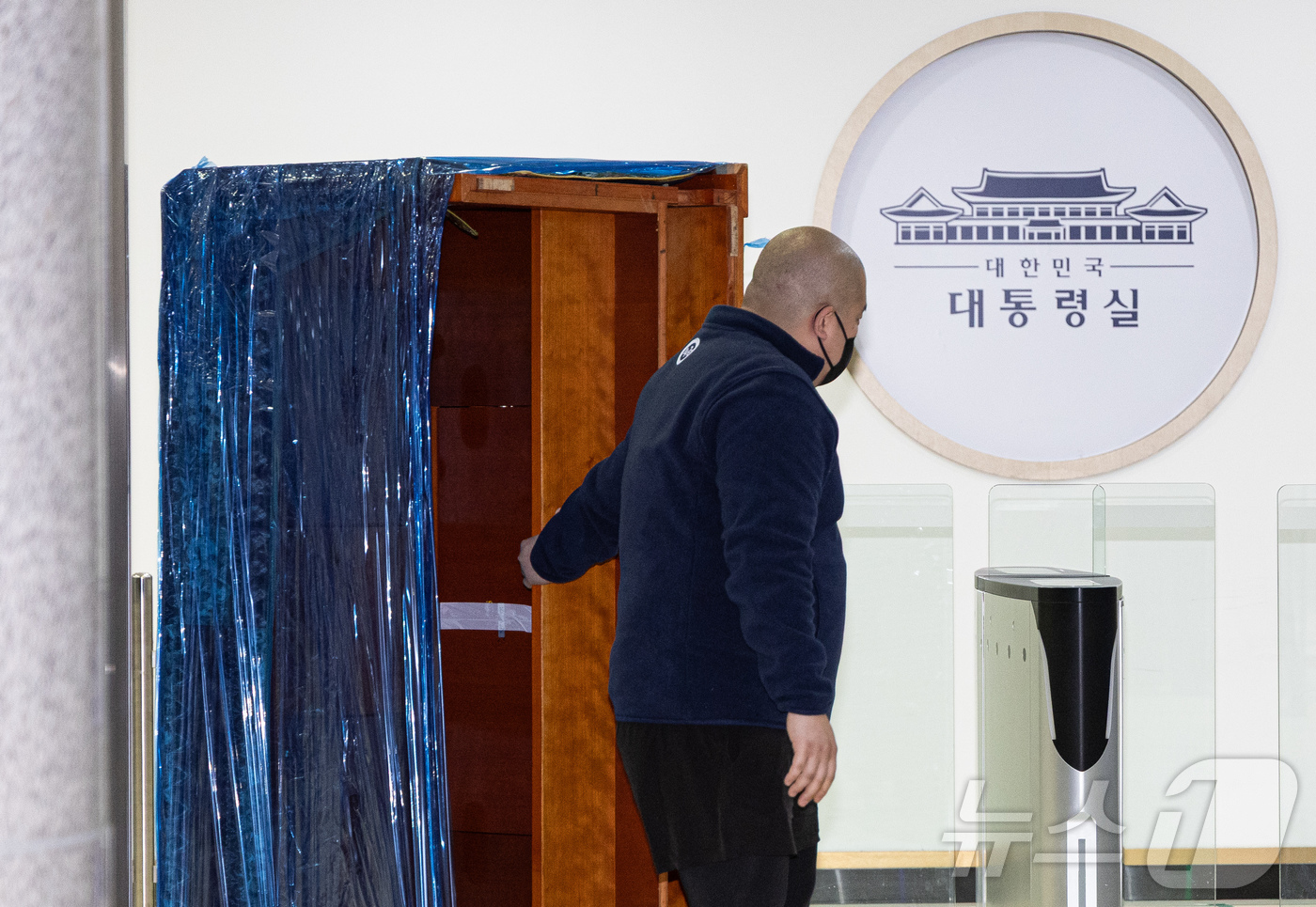 (서울=뉴스1) 이재명 기자 = 9일 오후 서울 용산 대통령실 청사에서 관계자들이 청와대로 이전할 물품을 옮기고 있다. 2025.12.9/뉴스1