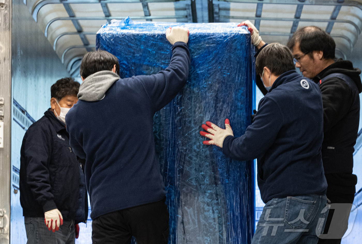 (서울=뉴스1) 이재명 기자 = 9일 오후 서울 용산 대통령실 청사에서 관계자들이 청와대로 이전할 물품을 옮기고 있다. 2025.12.9/뉴스1