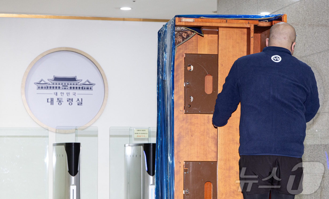 (서울=뉴스1) 이재명 기자 = 9일 오후 서울 용산 대통령실 청사에서 관계자들이 청와대로 이전할 물품을 옮기고 있다. 2025.12.9/뉴스1