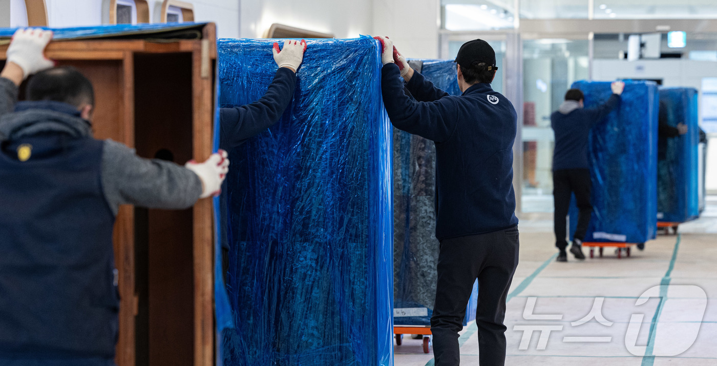 (서울=뉴스1) 이재명 기자 = 9일 오후 서울 용산 대통령실 청사에서 관계자들이 청와대로 이전할 물품을 옮기고 있다. 2025.12.9/뉴스1