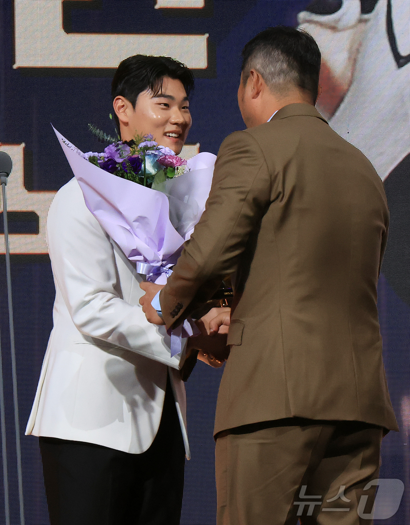 (서울=뉴스1) 김진환 기자 = 9일 오후 서울 송파구 롯데호텔 월드에서 열린 프로야구 2025 신한 SOL뱅크 골든글러브 시상식에서 유격수 부문 골든글러브를 수상한 NC 김주원이 …