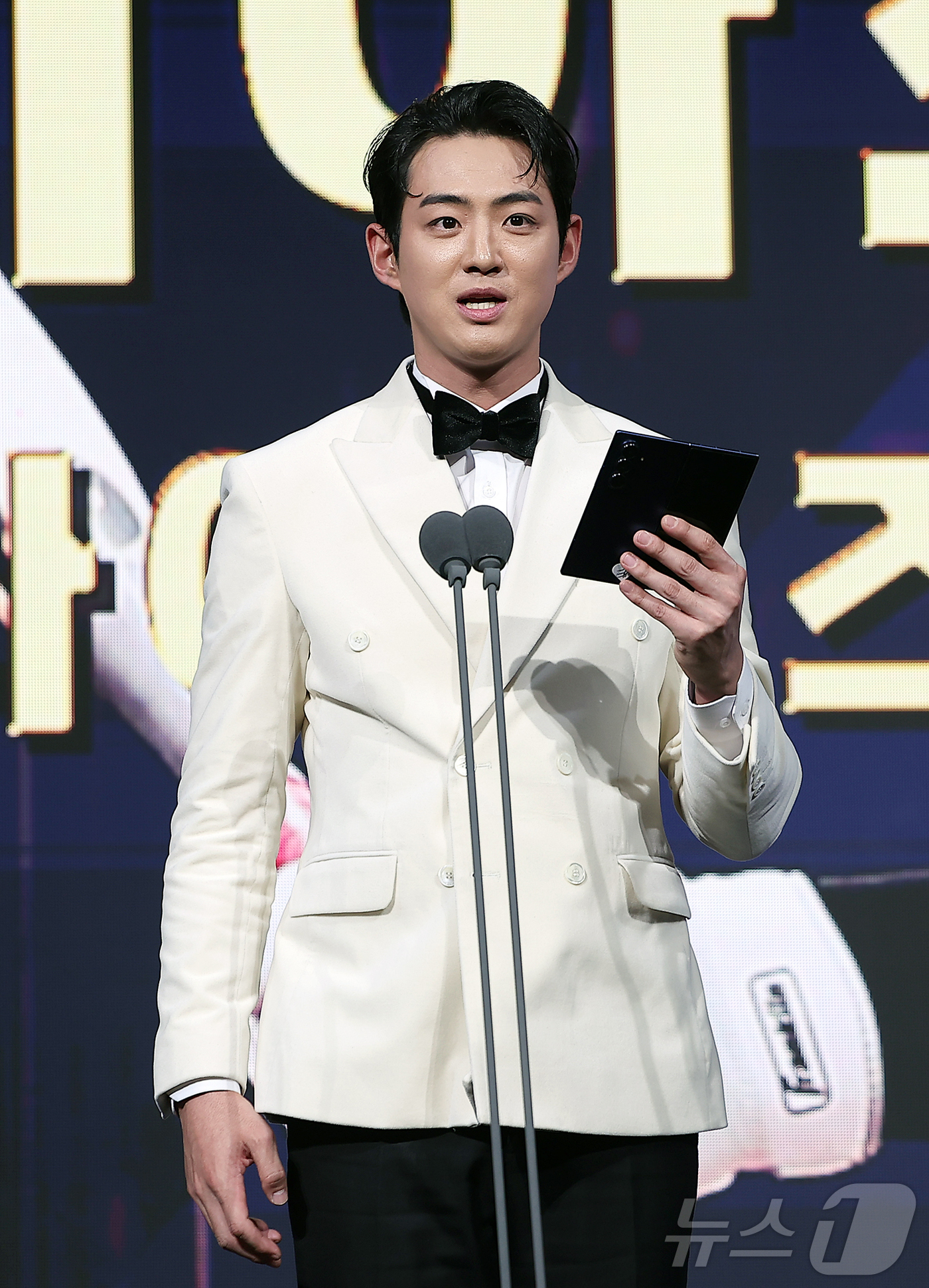 (서울=뉴스1) 김진환 기자 = 9일 오후 서울 송파구 롯데호텔 월드에서 열린 프로야구 2025 신한 SOL뱅크 골든글러브 시상식에서 1루수 부문 골든글러브를 수상한 삼성 르윈 디 …