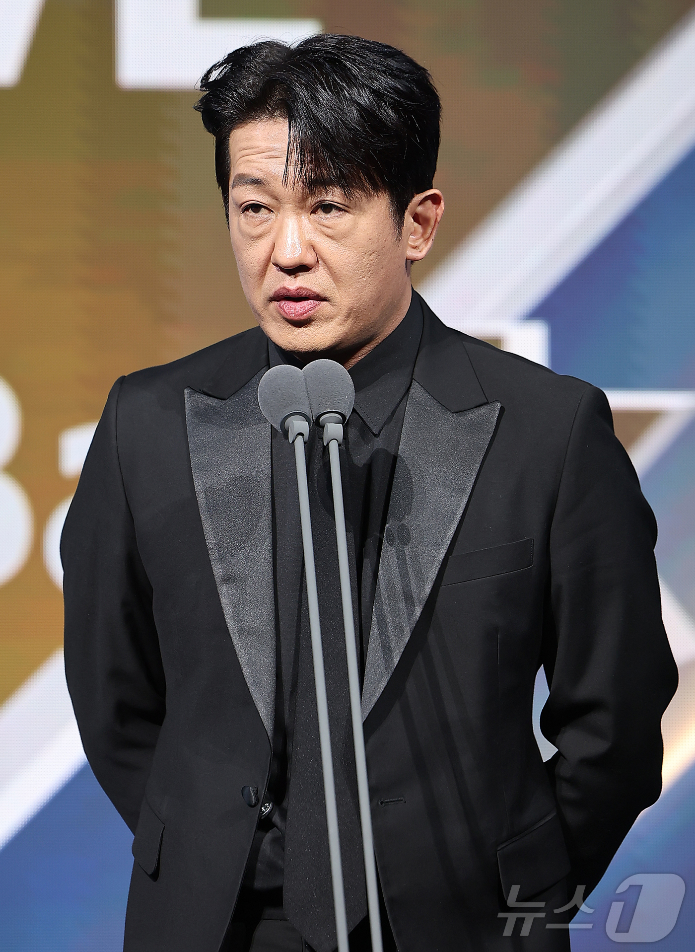 (서울=뉴스1) 김진환 기자 = 배우 허성태가 9일 오후 서울 송파구 롯데호텔 월드에서 열린 프로야구 2025 신한 SOL뱅크 골든글러브 시상식에서 지명타자 부문 수상자를 발표하고 …