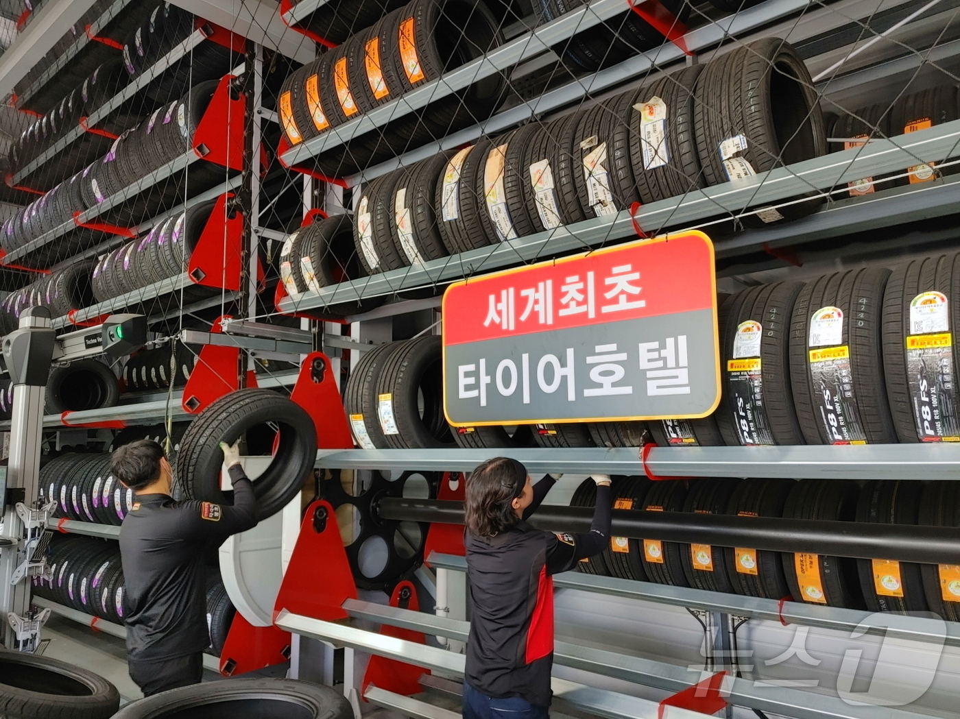 (대전=뉴스1) 이동원 기자 = 타이어뱅크가 겨울철 도로 환경 변화에 대비한 윈터타이어 수요 증가에 맞춰 무료 타이어 보관 서비스 이용객이 크게 늘고 있다고 9일 밝혔다.타이어뱅크 …