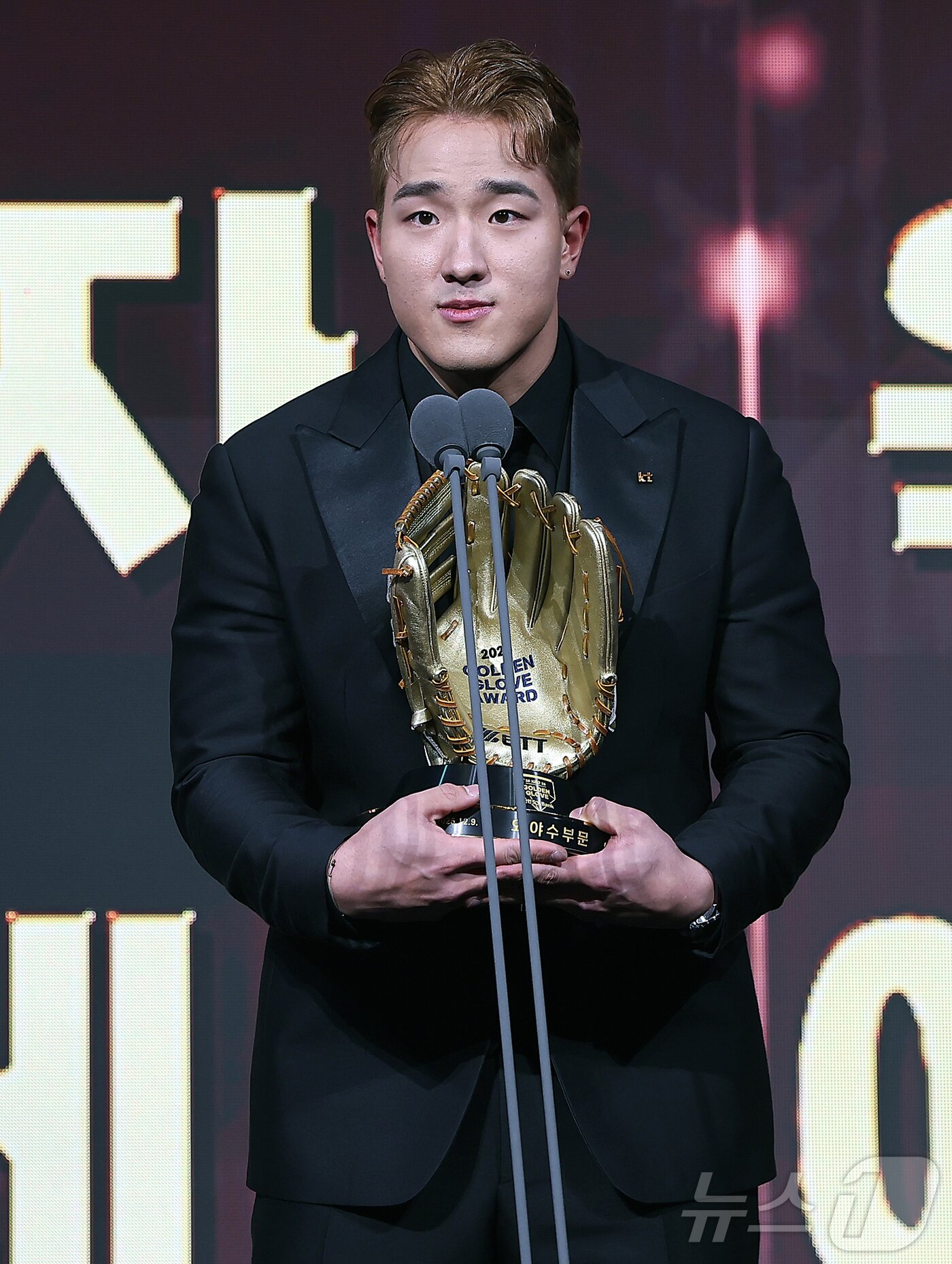 본문 이미지 - 9일 오후 서울 송파구 롯데호텔 월드에서 열린 프로야구 2025 신한 SOL뱅크 골든글러브 시상식에서 외야수 부문 골든글러브를 수상한 KT 안현민이 수상 소감을 말하고 있다. 2025.12.9/뉴스1 ⓒ News1 김진환 기자