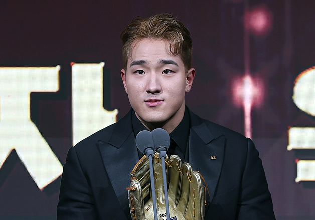 '신인상+황금장갑' 석권한 안현민…동기 박영현 "03즈 힘 보여주자"