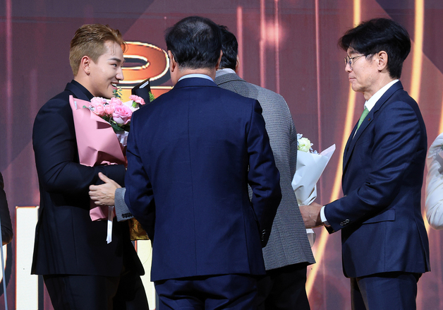 축하 받는 안현민