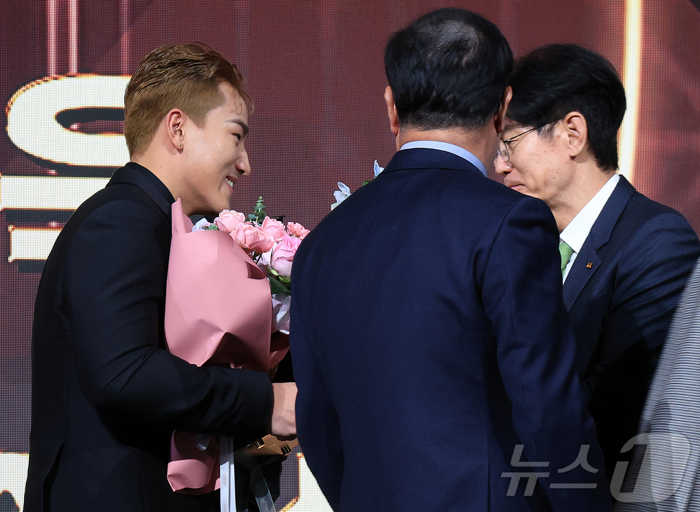 (서울=뉴스1) 김진환 기자 = 9일 오후 서울 송파구 롯데호텔 월드에서 열린 프로야구 2025 신한 SOL뱅크 골든글러브 시상식에서 외야수 부문 골든글러브를 수상한 KT 안현민이 …