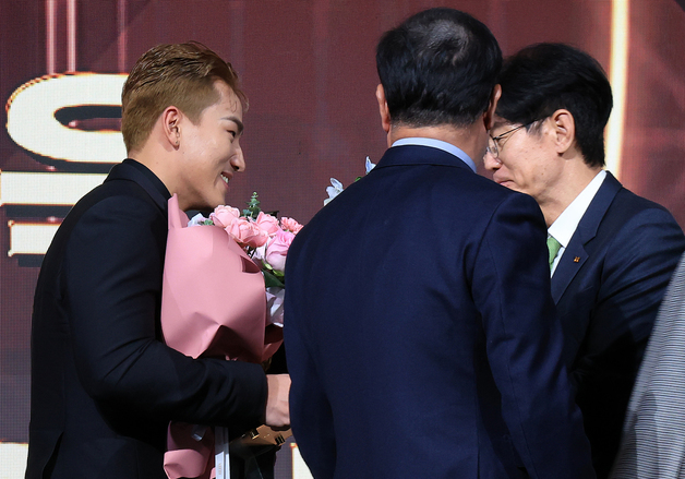 이강철 감독의 축하 받는 안현민