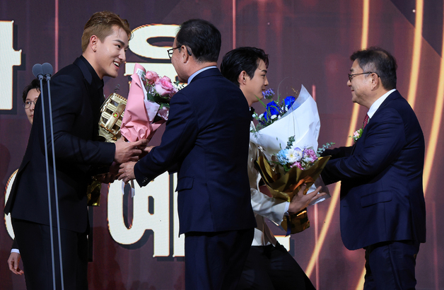 구자욱·안현민, 외야수 부문 골든글러브 수상