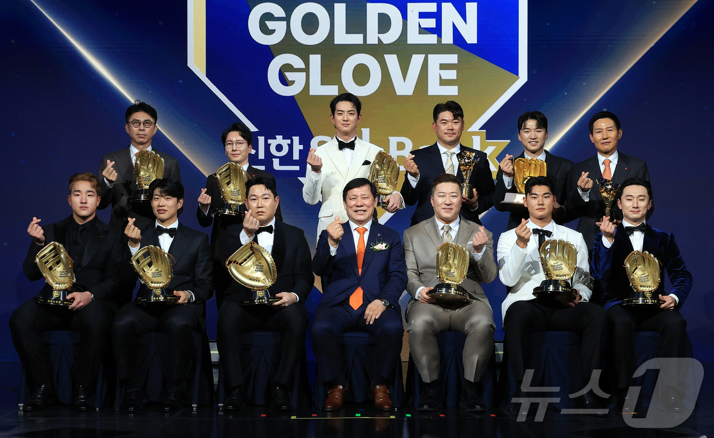 (서울=뉴스1) 김진환 기자 = 9일 오후 서울 송파구 롯데호텔 월드에서 열린 프로야구 2025 신한 SOL뱅크 골든글러브 시상식에서 골든글러브를 수상자들이 기념 촬영을 하고 있다 …