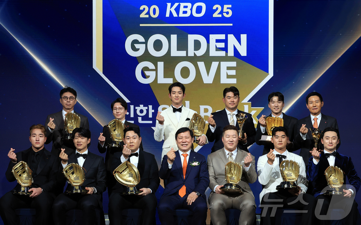 (서울=뉴스1) 김진환 기자 = 9일 오후 서울 송파구 롯데호텔 월드에서 열린 프로야구 2025 신한 SOL뱅크 골든글러브 시상식에서 골든글러브를 수상자들이 기념 촬영을 하고 있다 …