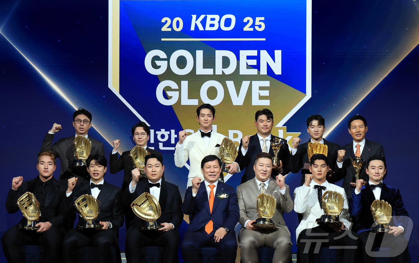 (서울=뉴스1) 김진환 기자 = 9일 오후 서울 송파구 롯데호텔 월드에서 열린 프로야구 2025 신한 SOL뱅크 골든글러브 시상식에서 골든글러브를 수상자들이 기념 촬영을 하고 있다 …