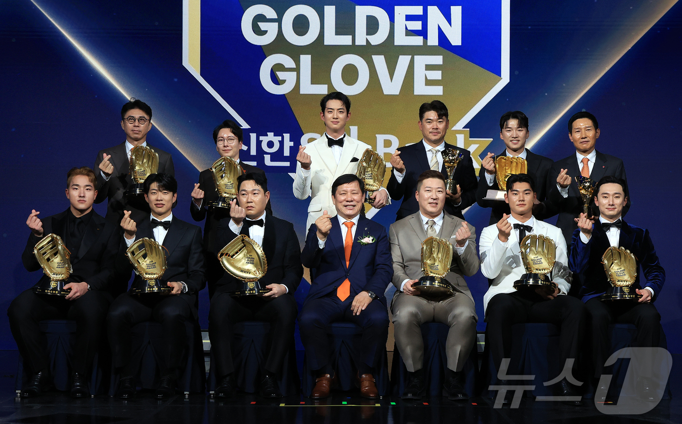 (서울=뉴스1) 김진환 기자 = 9일 오후 서울 송파구 롯데호텔 월드에서 열린 프로야구 2025 신한 SOL뱅크 골든글러브 시상식에서 골든글러브를 수상자들이 기념 촬영을 하고 있다 …