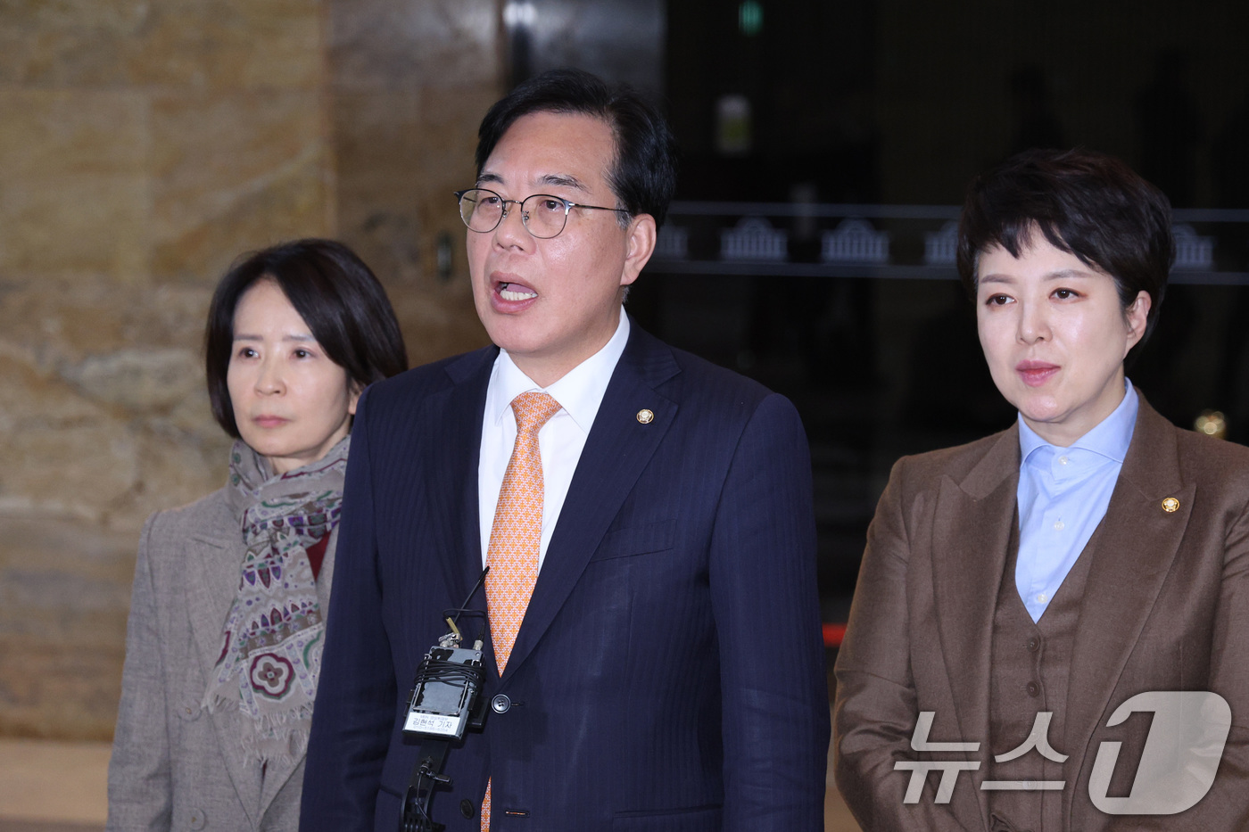 (서울=뉴스1) 신웅수 기자 = 송언석 국민의힘 원내대표가 9일 서울 여의도 국회 로텐더홀에서 무제한 토론(필리버스터) 중 정회한 것과 관련한 입장을 밝히고 있다. 2025.12. …