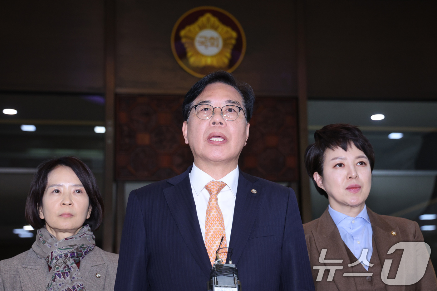 (서울=뉴스1) 신웅수 기자 = 송언석 국민의힘 원내대표가 9일 서울 여의도 국회 로텐더홀에서 무제한 토론(필리버스터) 중 정회한 것과 관련한 입장을 밝히고 있다. 2025.12. …