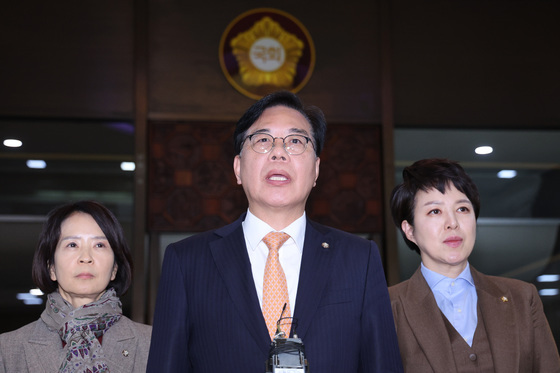 필리버스터 중 정회 입장 밝히는 송언석