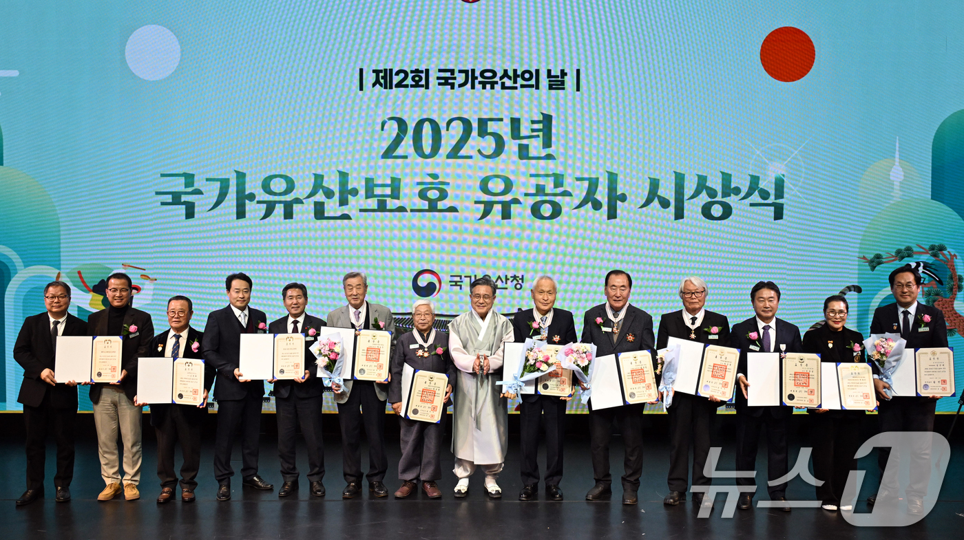 (서울=뉴스1) 김명섭 기자 = 허민 국가유산청장(가운데)이 9일 오후 서울 강남구 국가유산진흥원 민속극장 풍류에서 개최된 ‘제2회 국가유산의 날’ 기념식에서 국가유산의 보존·관리 …