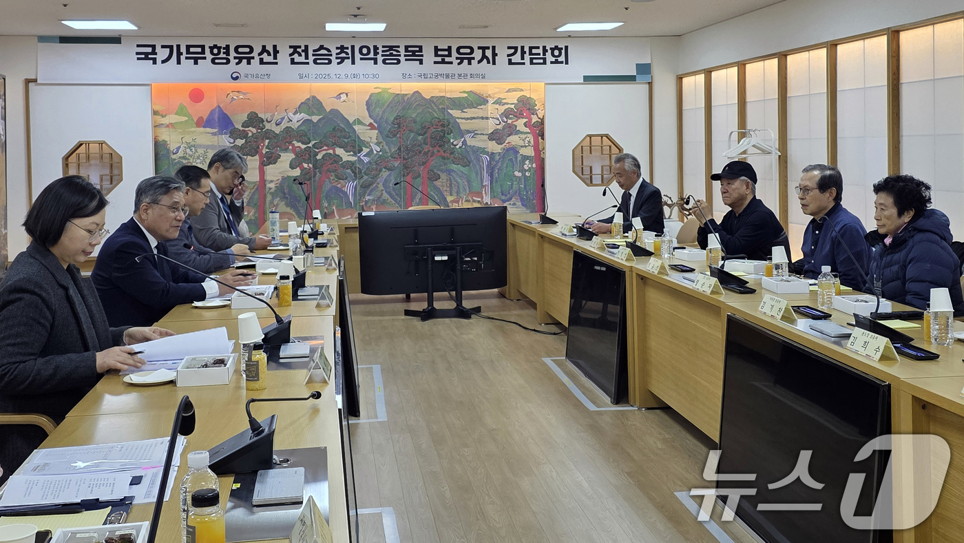 (서울=뉴스1) 김명섭 기자 = 허민 국가유산청장(왼쪽 두 번째)이 9일 오전 서울 종로구 국립고궁박물관에서 국가무형유산 전승취약종목 보유자들을 만나 전승현장의 어려움과 정책 지원 …