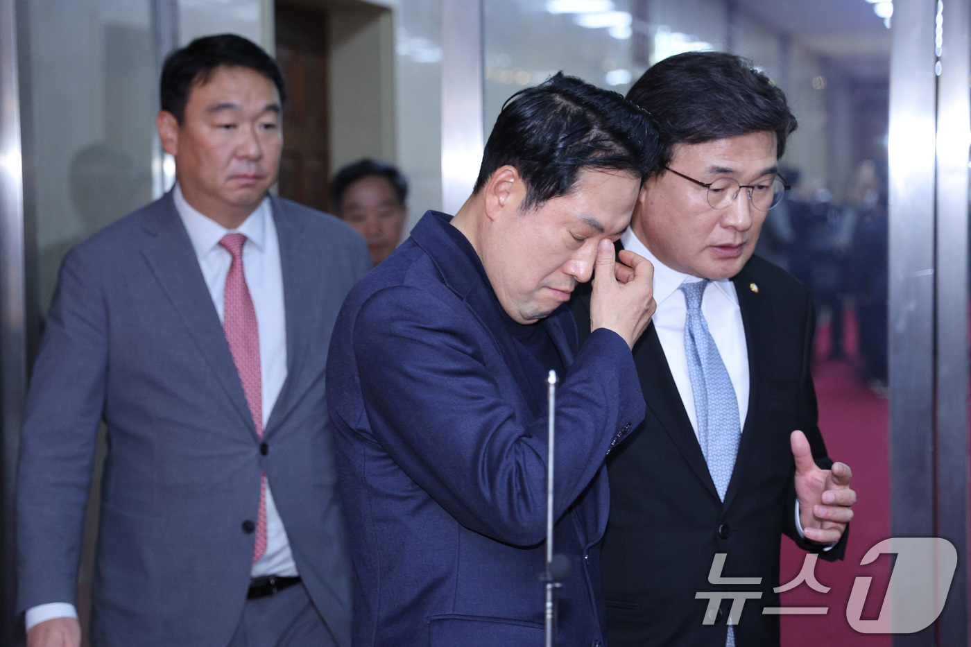 (서울=뉴스1) 신웅수 기자 = 장동혁 국민의힘 대표가 9일 서울 여의도 국회에서 우원식 의장을 항의방문한 후 의장실을 나서고 있다. 2025.12.9/뉴스1