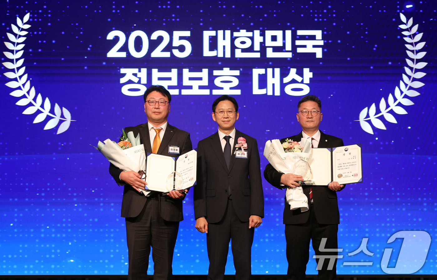 (서울=뉴스1) 김명섭 기자 = 배경훈 부총리 겸 과학기술정보통신부 장관이 9일 오후 서울 강남구 노보텔앰배서더호텔에서 열린 '2025 정보보호산업인의 밤' 에서 수상자들과 기념촬 …