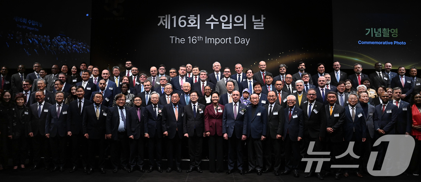 (서울=뉴스1) 김명섭 기자 = 여한구 산업통상부 통상교섭본부장이 9일 서울 중구 신라호텔에서 열린 제16회 수입의 날 기념식에서 70여 개국의 주한외국대사 및 상무관, 수입업체 …