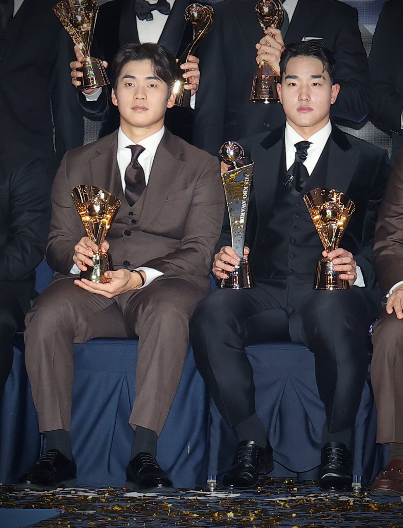 본문 이미지 - KT 위즈 박영현과 안현민. &#40;KT 제공&#41;