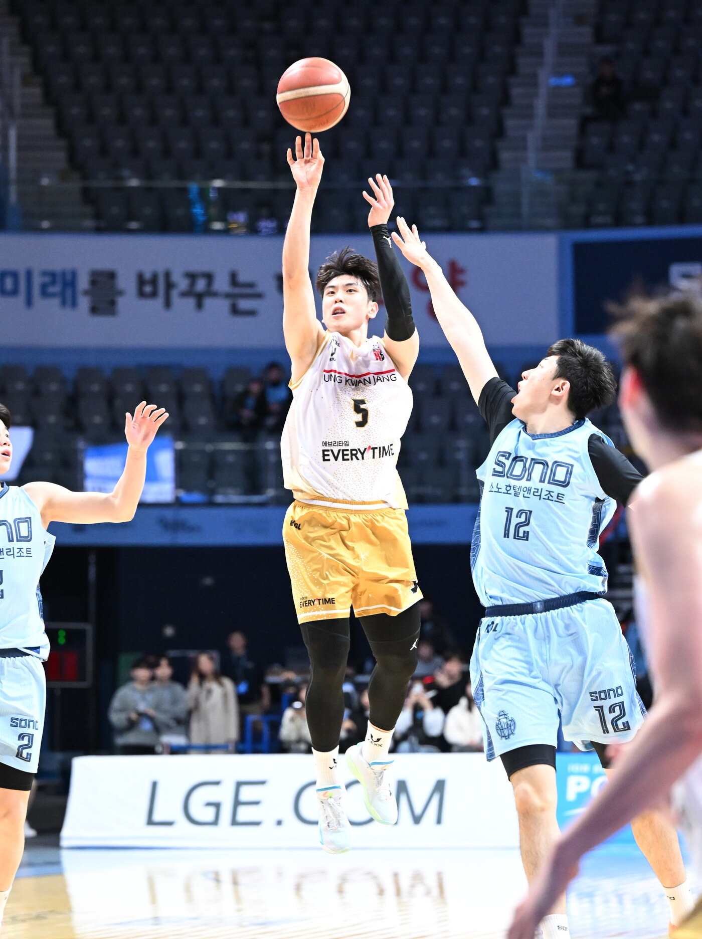 본문 이미지 - 안양 정관장 변준형이 9일 열린 2025-26 프로농구 고양 소노전에서 18점 5리바운드 5어시스트로 활약해 팀 승리를 이끌었다. &#40;KBL 제공&#41;