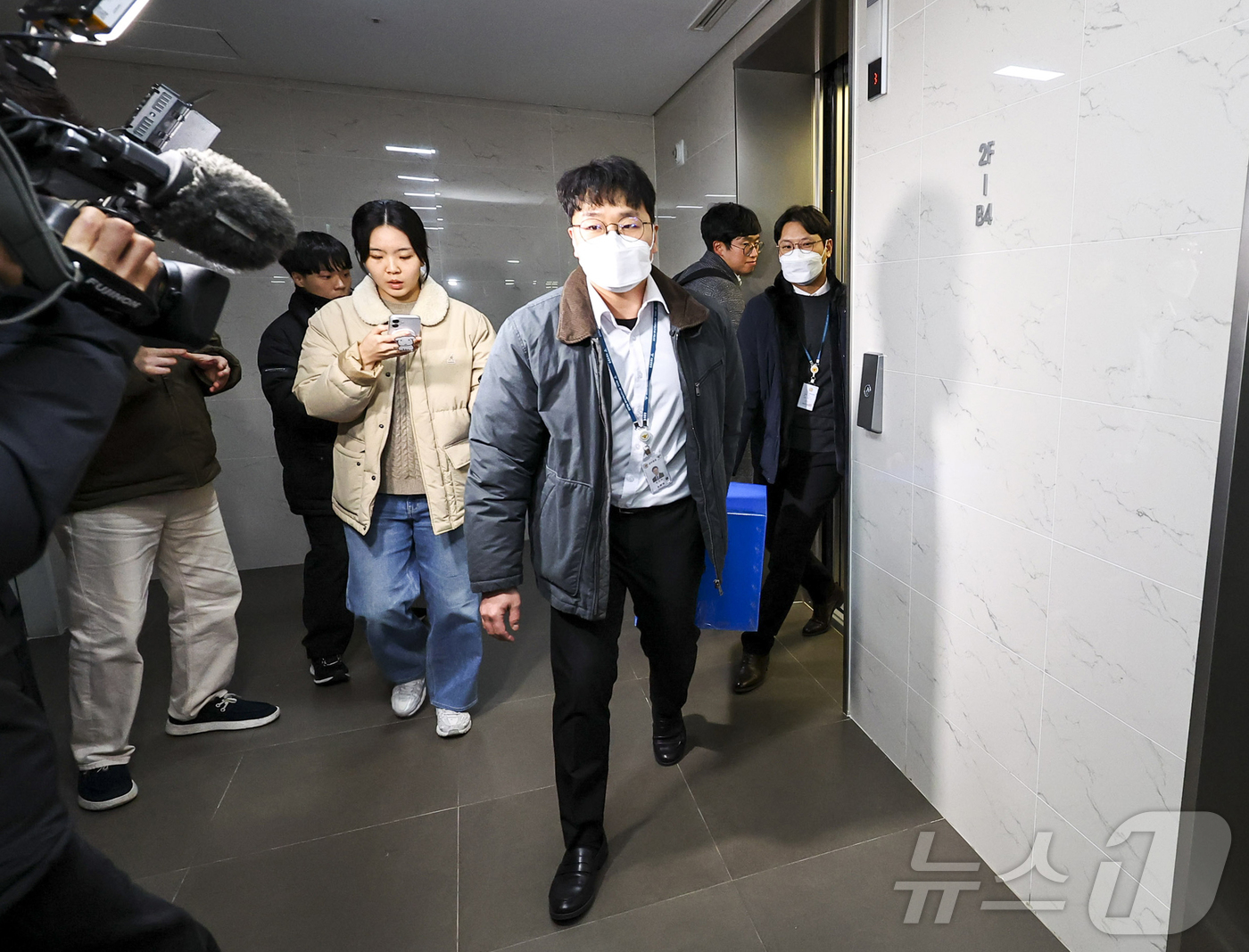 (서울=뉴스1) 김진환 기자 = 경찰이 대규모 개인정보 유출 사태를 빚은 쿠팡을 상대로 강제수사에 나선 9일 오후 서울 송파구 쿠팡 본사 사무실에서 압수수색을 마친 경찰들이 압수품 …